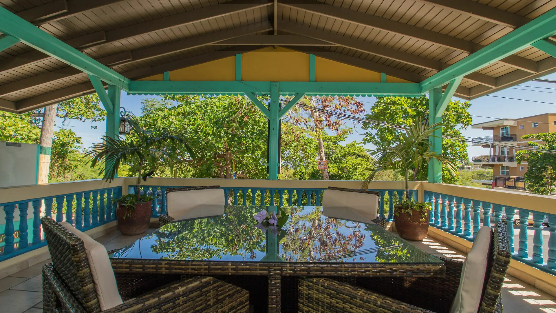 Hotel Lazy Parrot Inn Rincon
