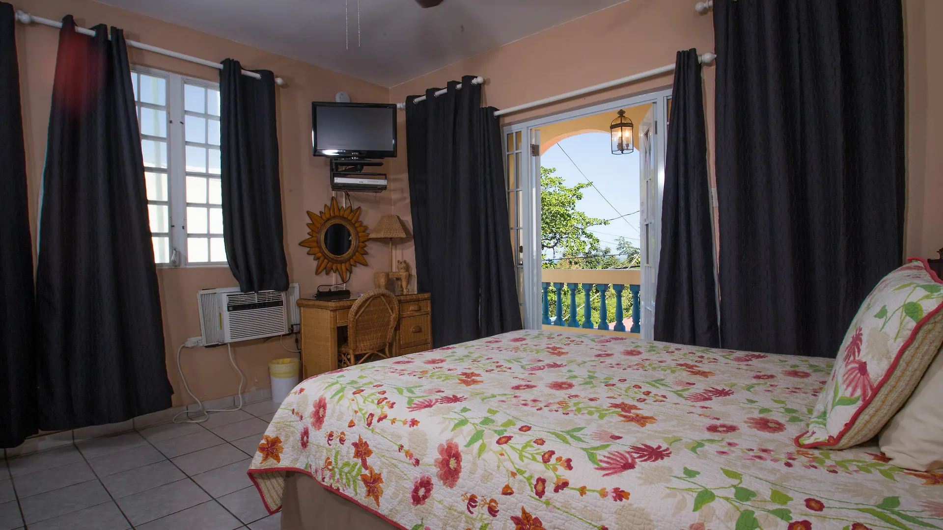 Lazy Parrot Inn Rincon