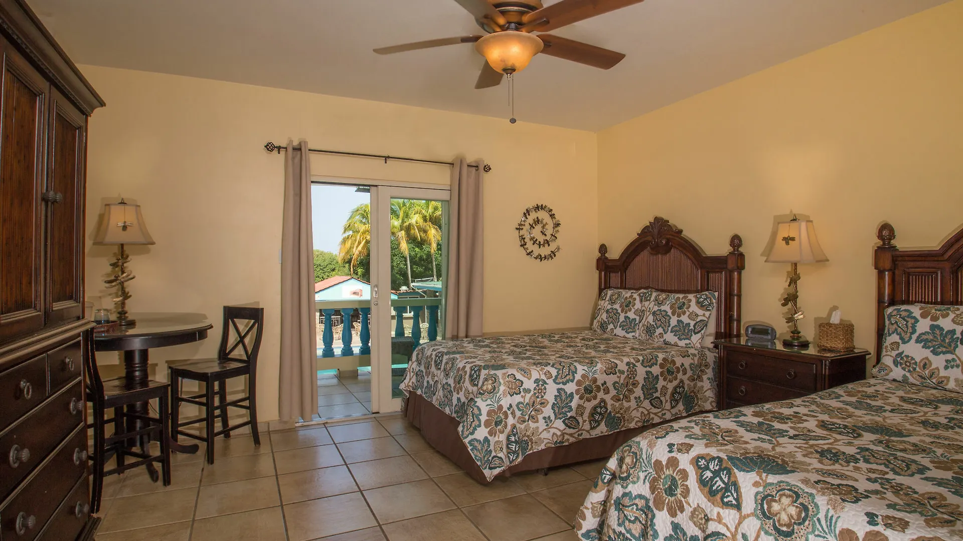 Lazy Parrot Inn Rincon Hotel